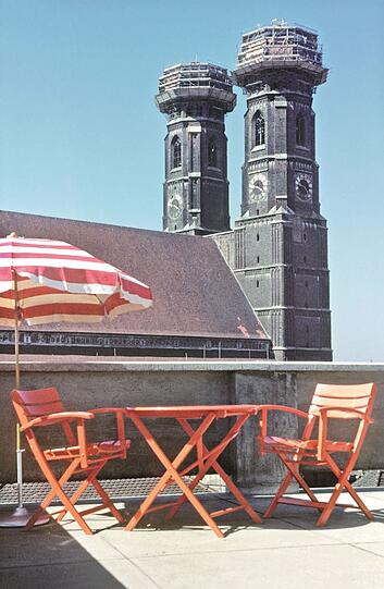 1953: Von einer Dachterrasse in der Maffeistraße aus ist die Frauenkirche zum Greifen nah. Das riesige Dach ist seit 1948 bereits wieder eingedeckt &ndash; die welschen Turmhauben werden gerade wieder hergestellt. Die massiven Ziegeltürme hatten den Bombenhagel überstanden.