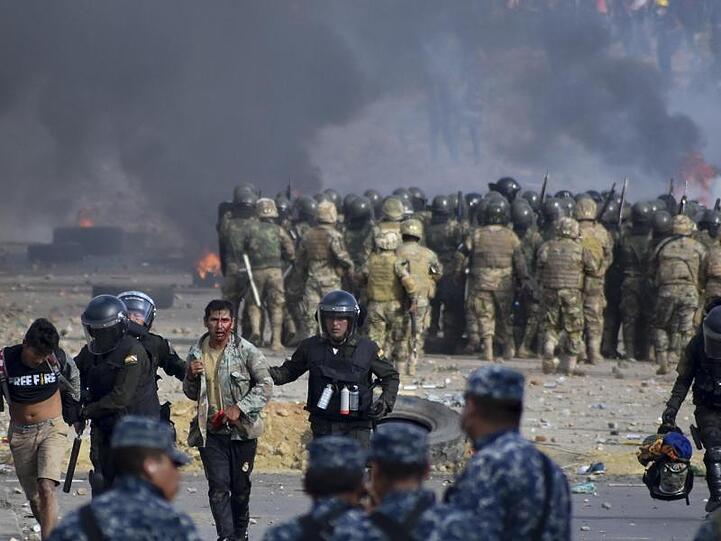 In Sacaba gehen bolivianische Sicherheitskräfte gegen Anhänger des ehemaligen Präsidenten Evo Morales vor.