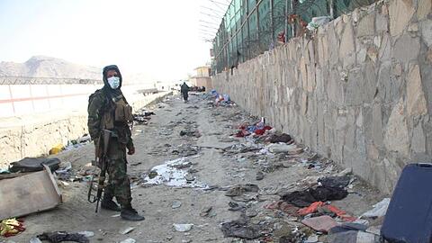 Ein Mitglied der Taliban am Anschlagsort in der Nähe des Flughafens.
