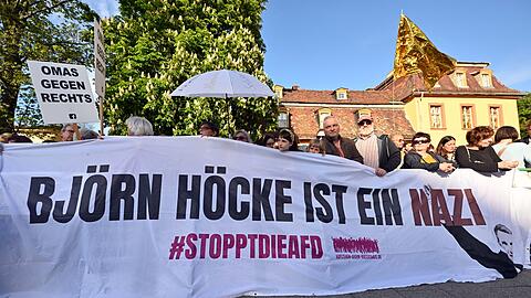 Teilnehmer einer Demonstration unter dem Motto „Stoppt die AfD!“ am Theaterplatz in Weimar während einer Kundgebung der AfD.