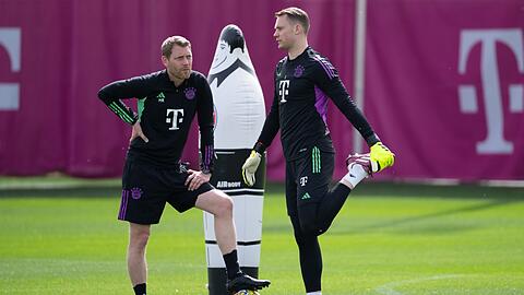 Torwart Manuel Neuer (r) soll dem fragilen Bayern-Gebilde wieder Stabilität geben.