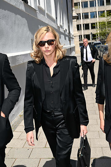 Veronica Ferres auf dem Weg zur Trauerfeier f&uuml;r Mario Adorf vor der Jesuitenkirche Sankt Michael am 2. Mai 2026.