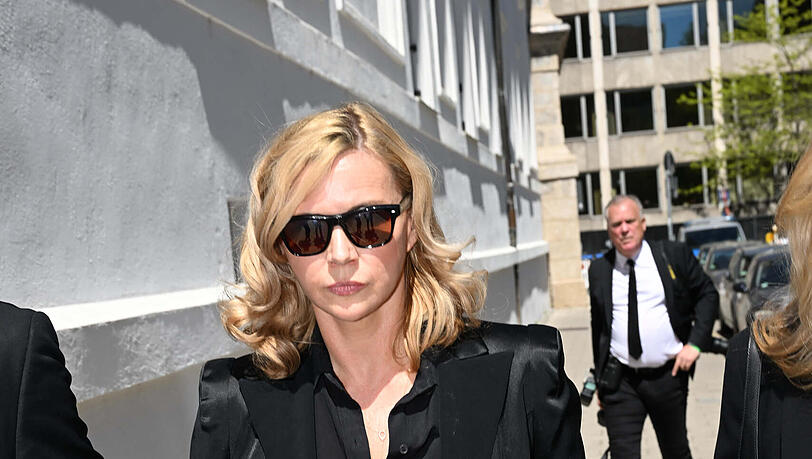Veronica Ferres auf dem Weg zur Trauerfeier f&uuml;r Mario Adorf vor der Jesuitenkirche Sankt Michael am 2. Mai 2026.