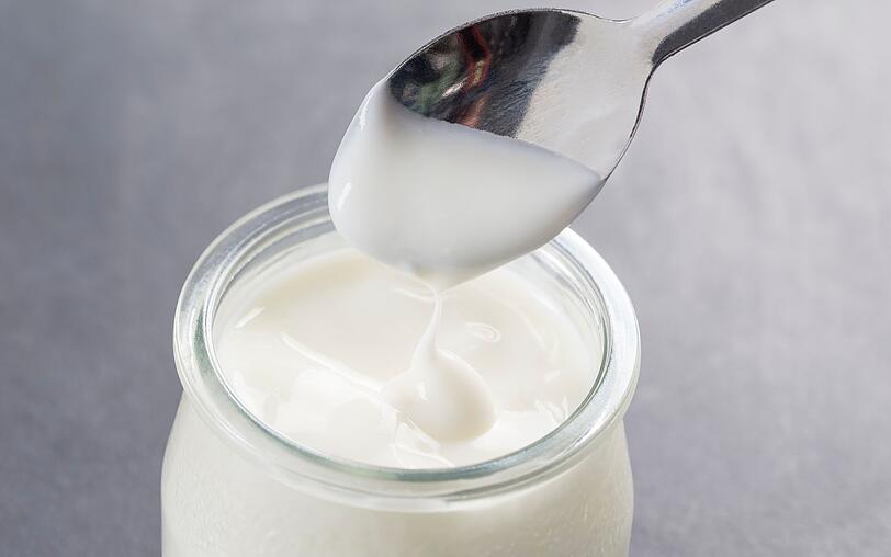 Fermentierte Milchprodukte wie Joghurt, Kefir und Buttermilch enthalten wertvolle Milchsäurebakterien. Diese Probiotika sorgen für ein gesundes Darmmilieu und verdrängen zugleich schädliche Darmbakterien. Antibiotika haben die Eigenschaft, dass sie neben krankmachenden Bakterien auch die "guten" zerstören, weshalb sie nur dann eingenommen werden sollten, wenn es wirklich nötig ist. Fermentierte Milchprodukte wie Joghurt, Kefir und Buttermilch enthalten wertvolle Milchsäurebakterien. Diese Probiotika sorgen für ein gesundes Darmmilieu und verdrängen zugleich schädliche Darmbakterien. Antibiotika haben die Eigenschaft, dass sie neben krankmachenden Bakterien auch die "guten" zerstören, weshalb sie nur dann eingenommen werden sollten, wenn es wirklich nötig ist.