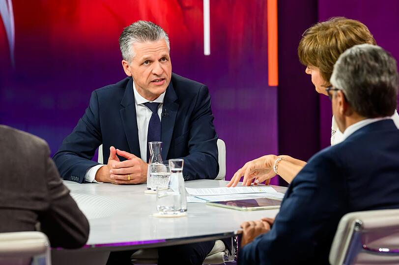 "Das war mehr als nur eine Zäsur", fasste Thorsten Frei, Vorsitzender der CDU/CSU-Fraktion im Bundestag, das Ergebnis der Landtagswahl vom vergangenen Sonntag zusammen - und musste obendrein eine Diskussion über die private Krankenkassenversicherung wieder einfangen, die Kanzler Friedrich Merz losgetreten hatte. "Das war mehr als nur eine Zäsur", fasste Thorsten Frei, Vorsitzender der CDU/CSU-Fraktion im Bundestag, das Ergebnis der Landtagswahl vom vergangenen Sonntag zusammen - und musste obendrein eine Diskussion über die private Krankenkassenversicherung wieder einfangen, die Kanzler Friedrich Merz losgetreten hatte.
