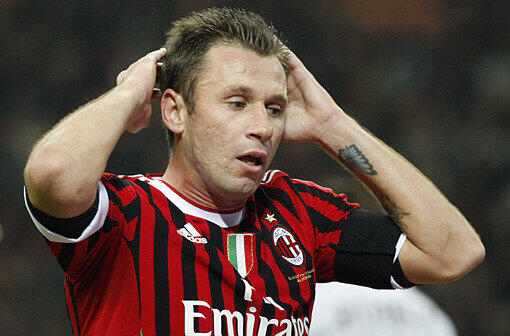 Schlaganfall mit 29 Jahren? Der AC Mailand bangt um seinen Stürmer-Star Antonio Cassano. Der Italiener war am Wochenende mit Verdacht auf einen Schlaganfall ins Krankenhaus eingeliefert worden. Dort befindet sich Cassano weiterhin in der neurologischen Station zur Untersuchung.