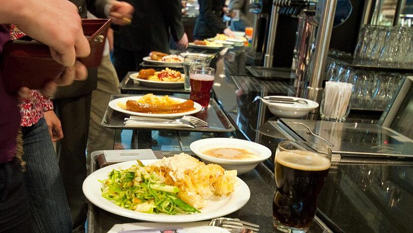 Was Vegetarisches oder doch die Currywurst? Diese Entscheidung möchten die Stadt-Beschäftigten offenbar lieber selbst treffen.