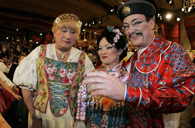 Günther Beckstein im Dirndl mit Franz Maget und dessen Frau Dorle.