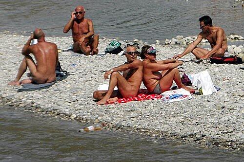 An einigen Orten in München bleibt das Nacktbaden erlaubt, wie hier am Flaucher.