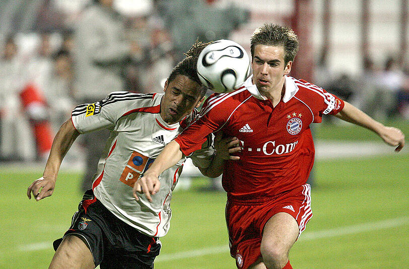 Ein Wiedersehen zwischen dem FC Bayern München und Benfica Lissabon gibt es im Viertelfinale der Champions League. Im Bild Bayerns Philipp Lahm (r.) und Benficas Ramos Nelson bei einem Spiel in Dubai im Januar 2007.