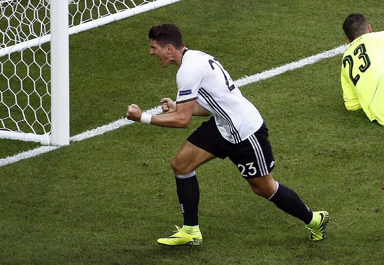 MARIO GOMEZ: NOTE 2.
Musste viel ertragen im Nahkampf gegen den slowakischen Kapitän Marke  
Schrankwand. Holte den Elfmeter raus, als er von Skrtel gehalten  
wurde, und traf Mittelstürmer-like zum 2:0 (43.), sein 29. Treffer im  
66 Länderspiel.