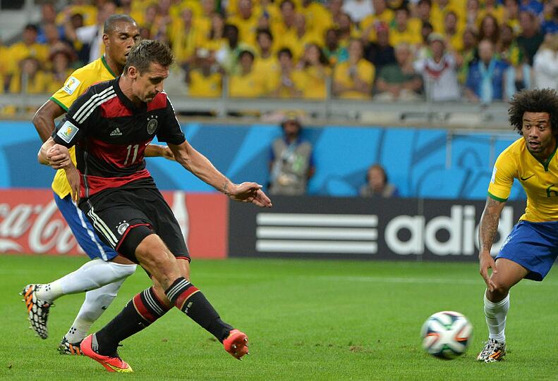 23. Minute: Toooor für Deutschland! Miroslav Klose trifft per Abstauber zum 2:0.
