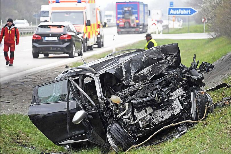Tödlicher Unfall auf der A 94. Das Auto ging in Flammen auf.
