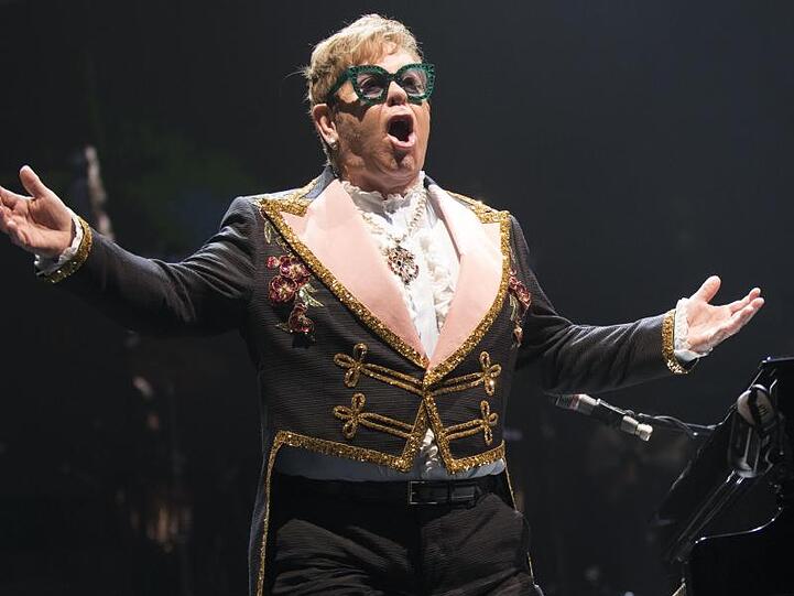 Elton John hat zu Weihnachten einen sehr emotionalen Spot aufgenommen.