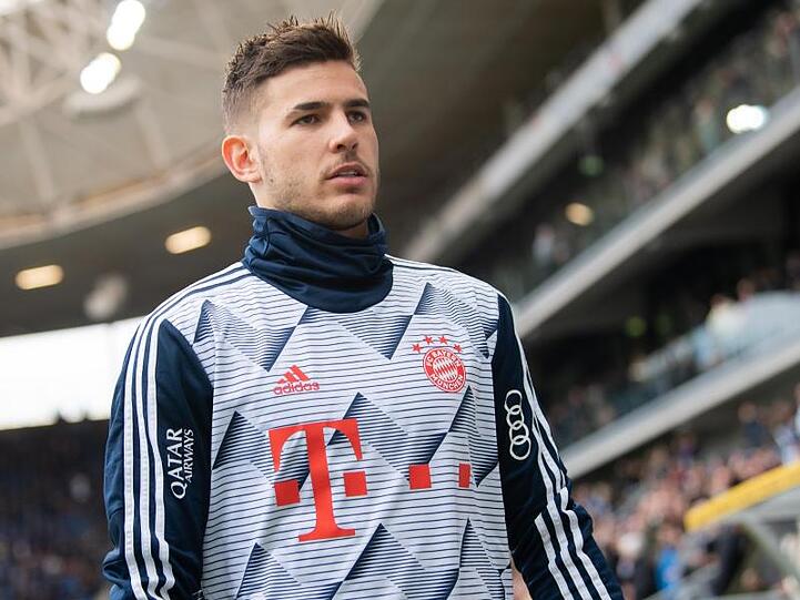 Bayern Münchens Lukas Hernandez kommt ins Stadion. Foto: Tom Weller/dpa/Archivbild