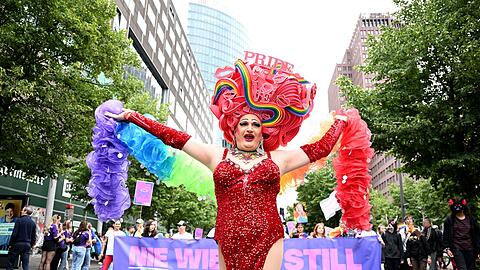 Bunt, bunter, CSD: Beim Christopher Street Day werden viele farbenfrohe Kostüme präsentiert.