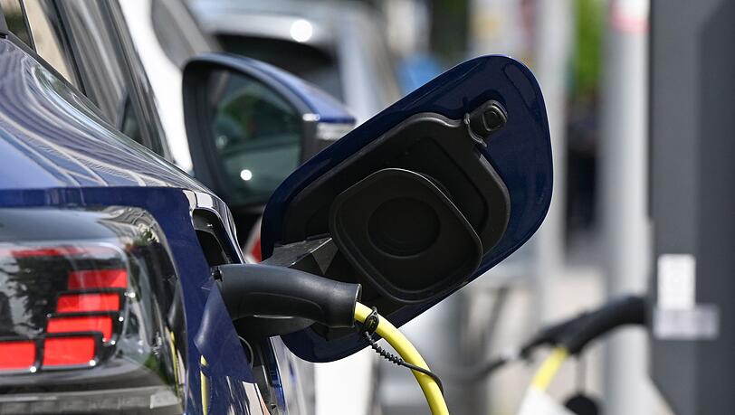 Die Bundesregierung will Elektromobilität einfach, zuverlässig und bezahlbar machen. Die Bundesregierung will Elektromobilität einfach, zuverlässig und bezahlbar machen.