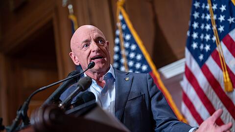 Kelly ist pensionierter Offizier