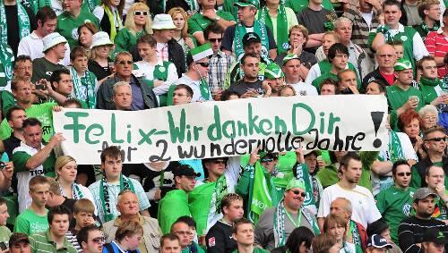 Die Fans verabschiedeten Trainer Felix Magath mit Lobeshymnen. Die Fans verabschiedeten Trainer Felix Magath mit Lobeshymnen.