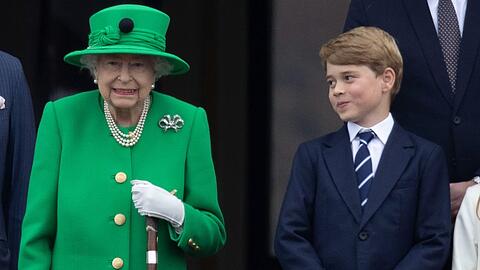 K&ouml;nigin Elizabeth II. mit ihrem Urenkel Prinz George am 5. Juni 2022 zur Feier ihres 70. Thronjubil&auml;ums auf dem Balkon des Buckingham-Palastes.