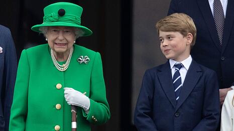 K&ouml;nigin Elizabeth II. mit ihrem Urenkel Prinz George am 5. Juni 2022 zur Feier ihres 70. Thronjubil&auml;ums auf dem Balkon des Buckingham-Palastes.