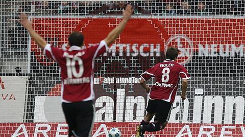 Christian Eigler (m) erzielt das 1:0, Sein Kollege Bunjaku jubelt.