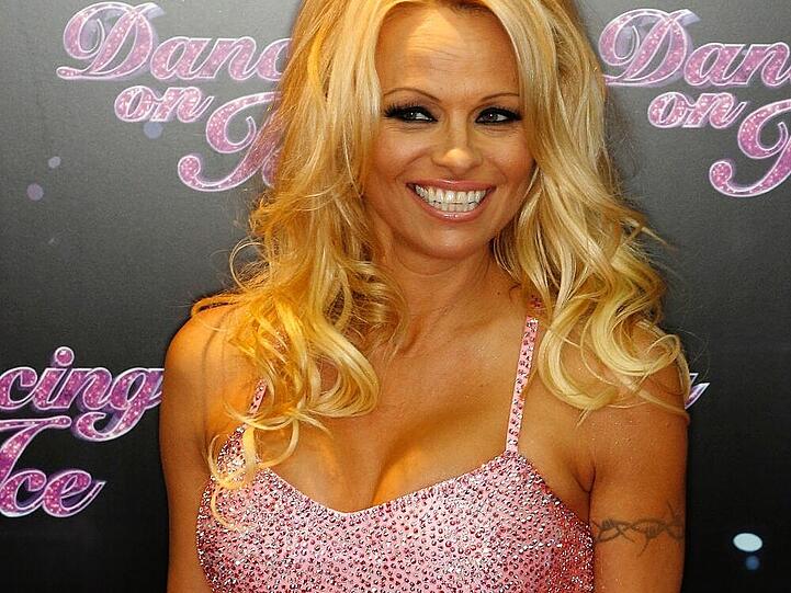Pamela Anderson 2013 in London auf dem roten Teppich