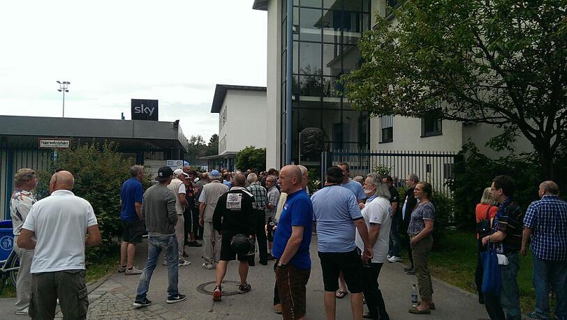 Gutes Wetter, gereizte Stimmung: Die Bilder vom Protestmarsch gegen Gerhard Poschner an der Grünwalder Straße.