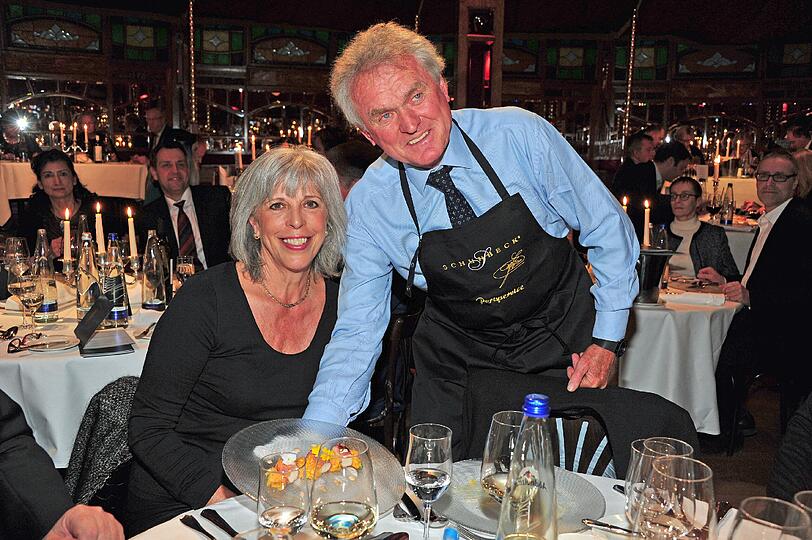 Der ehemalige Fußballtorhüter Sepp Maier serviert seiner Frau Monika als Kellner die Vorspeise