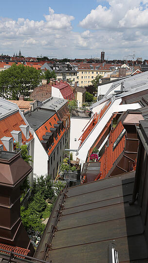 Alles im Blick: Türme, Dächer, Balkone und Terrassen.