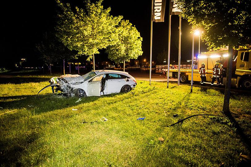 Ein 47-Jähriger flüchtet mit seinem Mercedes CLA vor einer Polizeikontrolle, übersieht einen Kreisverkehr und wird rund 40 Meter durch die Luft geschleudert. Die Bilder vom Einsatz