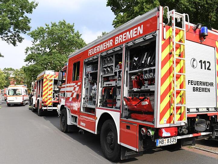 Einsatzkräfte der Feuerwehr am Unglücksort in Bremen-Huchting.