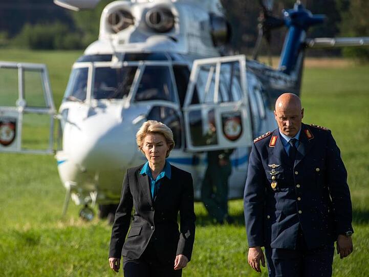 Verteidigungministerin Ursula von der Leyen und Ingo Gerhartz, Inspekteur der Luftwaffe, informieren sich an der Absturzstelle in der Nähe von Jabel.