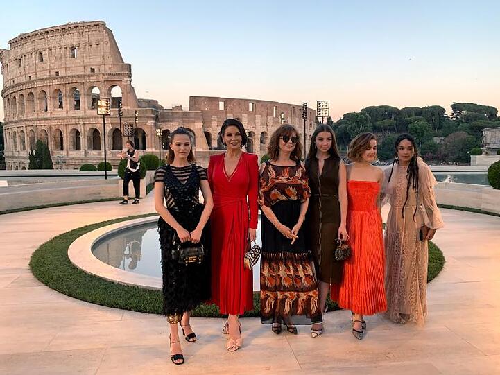 Hochkarätige Gäste: Daisy Ridley (l-r), Catherine Zeta-Jones, Susan Sarandon, Carys Zeta-Douglas, Kiernan Shipka und Lisa Bonet auf dem Palatin-Hügel.