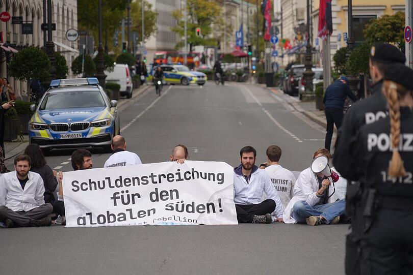 Klima-Aktivisten protestieren in der Briennerstraße am Odeonsplatz.