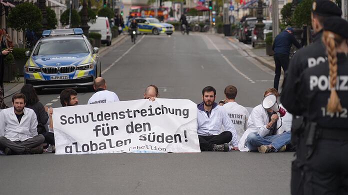 Klima-Aktivisten protestieren in der Briennerstraße am Odeonsplatz.