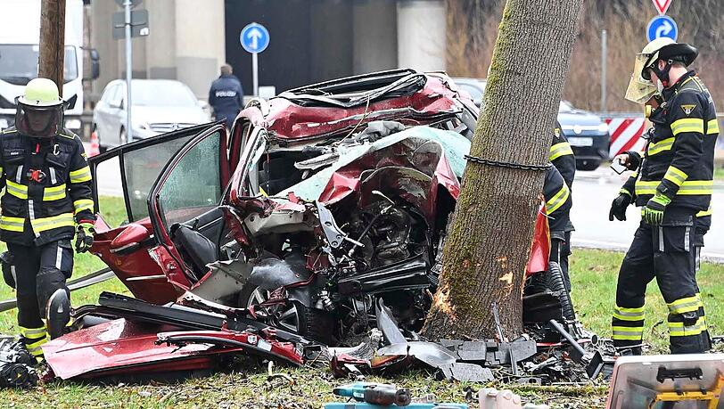 Aus noch unbekannter Ursache raste der VW gegen einen Baum, der 91-j&auml;hrige Fahrer verstarb noch an der Unfallstelle.