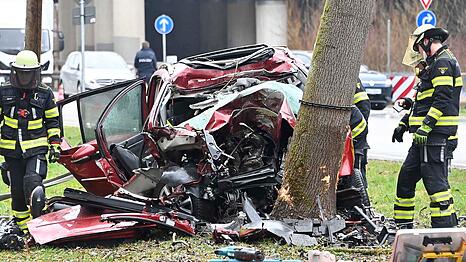 Aus noch unbekannter Ursache raste der VW gegen einen Baum, der 91-j&auml;hrige Fahrer verstarb noch an der Unfallstelle.