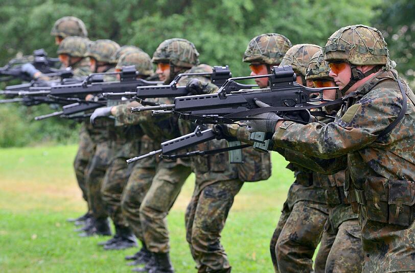 Sind diese Soldaten mit einem unpräzisen Gewehr ausgestattet?