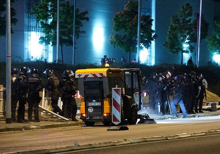 Wieder rechte Krawalle im sächsischen heidenau. Die Bilder von Samstagnacht.