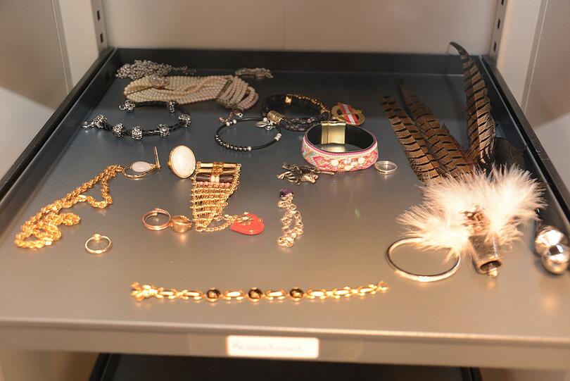 Schmuck ist auch dabei, jedoch weniger: 25 verschiedene Accesoires und Kettchen.