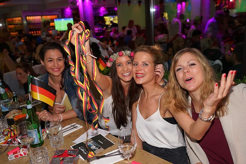 Hunderte feierten den Einzug ins Halbfinale im H'ugo's
