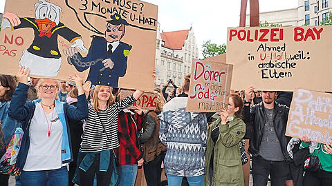 Am Dienstagmittag in der Innenstadt: Rund 2000 Schüler und Studenten zeigen, was sie von der geplanten Gesetzesnovelle halten.