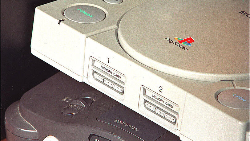 Nintendo 64 und Sony Playstation: Zwei der Systeme, die Gamestop wieder verkaufen will Nintendo 64 und Sony Playstation: Zwei der Systeme, die Gamestop wieder verkaufen will