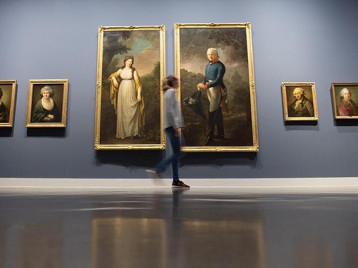 Die Ölgemälde "Maria Josepha von Carlowitz" (l) und "Carl Adolph von Carlowitz" (r) von Anton Graff in Dresden.