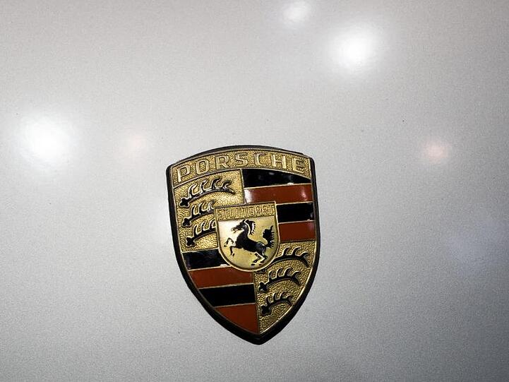 Wegen eines Getriebeproblems kann es dazu kommen, dass Porsche-Wagen trotz "Park-Position" unbeaufsichtigt und ohne Warnung wegrollen.