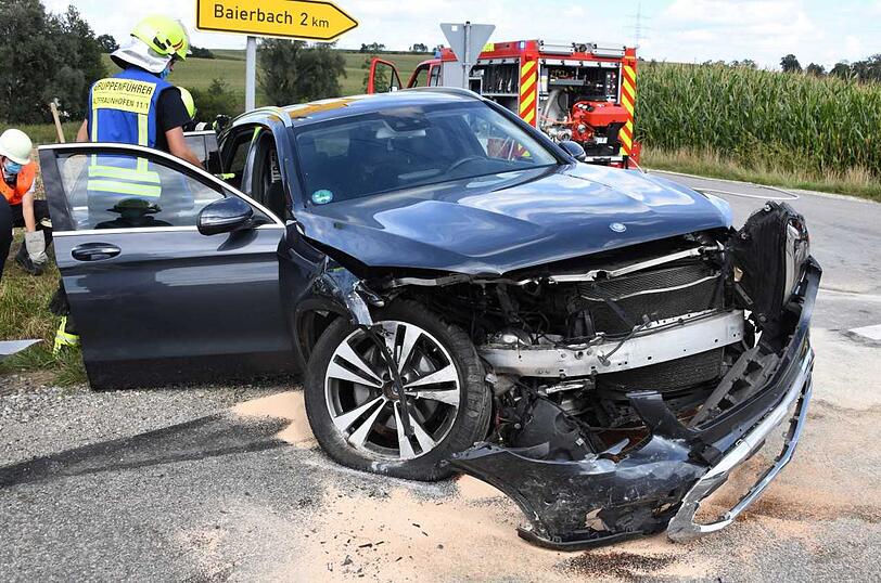 Am Mercedes sind die Schäden durch den Zusammenprall deutlich zu erkennen.