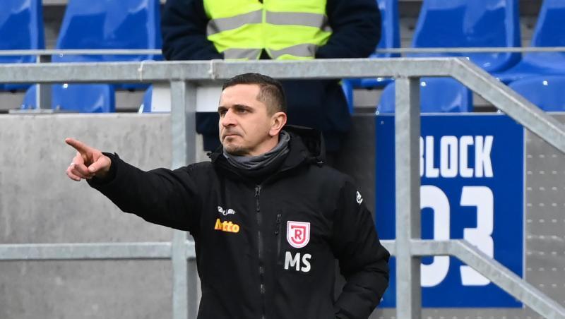 Der Regensburger Trainer Mersad Selimbegovic.