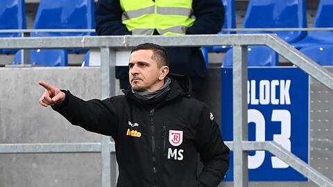 Der Regensburger Trainer Mersad Selimbegovic.