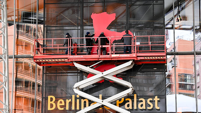 Vorbereitungen am Berlinale-Palast am Potsdamer Platz. Die 72. Internationalen Filmfestspiele finden trotz steigender Corona-Zahlen vom 10. bis 20. Februar 2022 statt. Die Verleihung der Goldenen und Silbernen Bären ist für den 16. Februar geplant. Vorbereitungen am Berlinale-Palast am Potsdamer Platz. Die 72. Internationalen Filmfestspiele finden trotz steigender Corona-Zahlen vom 10. bis 20. Februar 2022 statt. Die Verleihung der Goldenen und Silbernen Bären ist für den 16. Februar geplant.